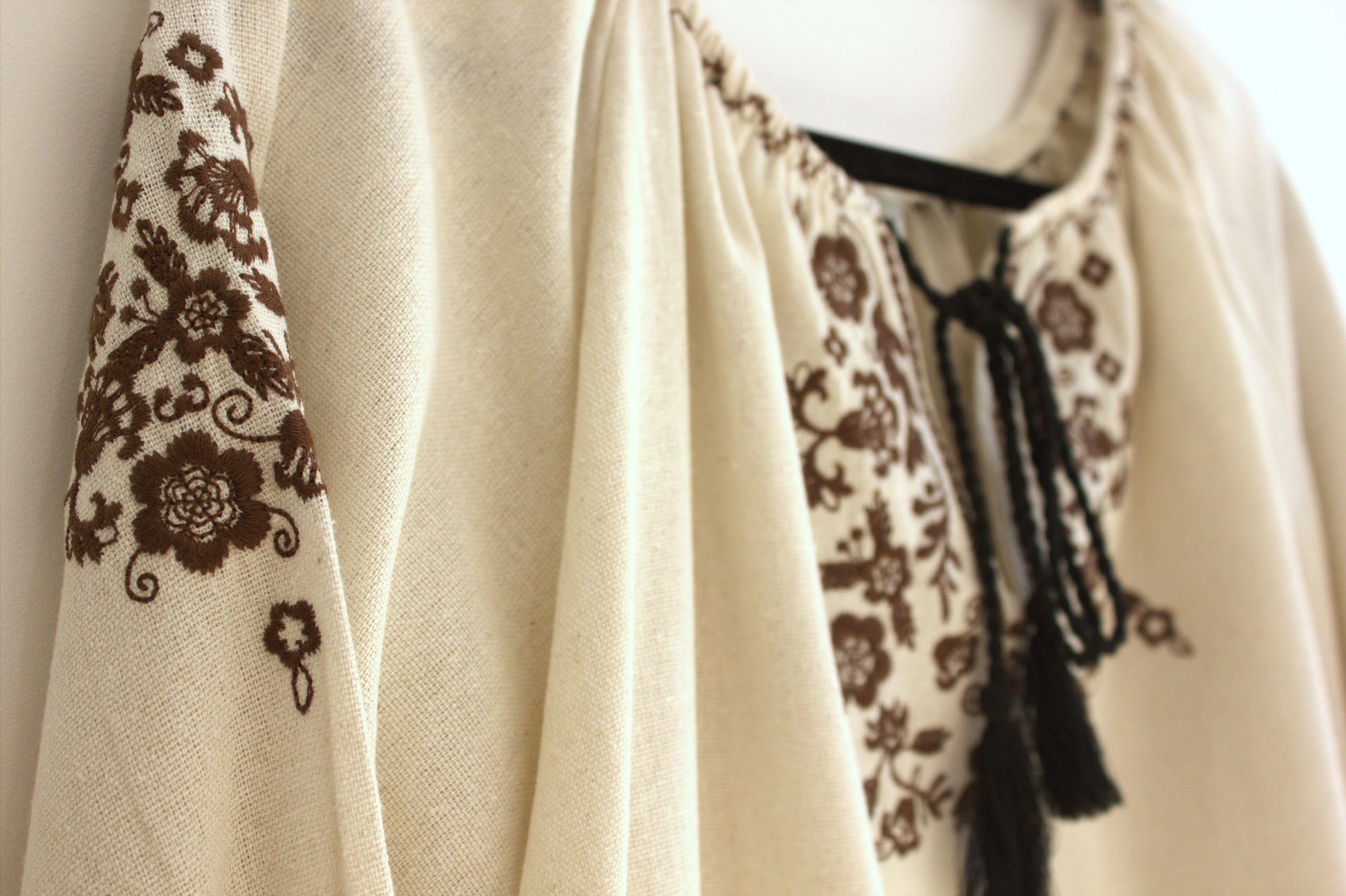 The Embroidered Cotton-Linen Top